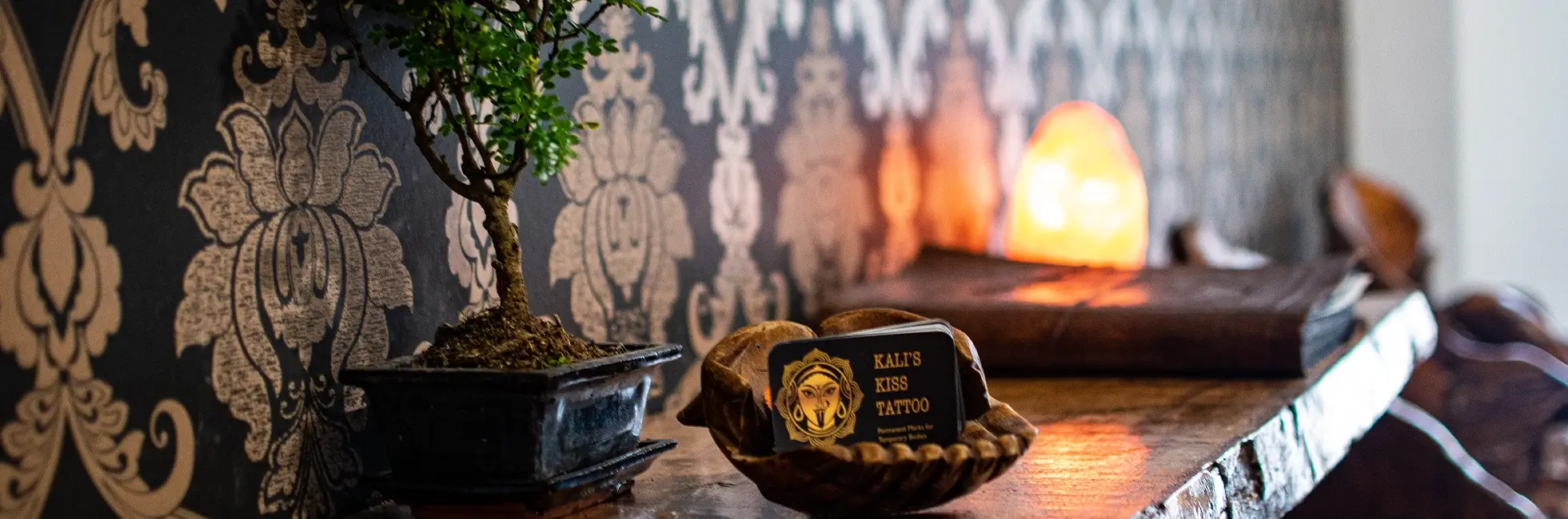 sala di attesa dello studio "Kali's Kiss Tattoo" _ home banner