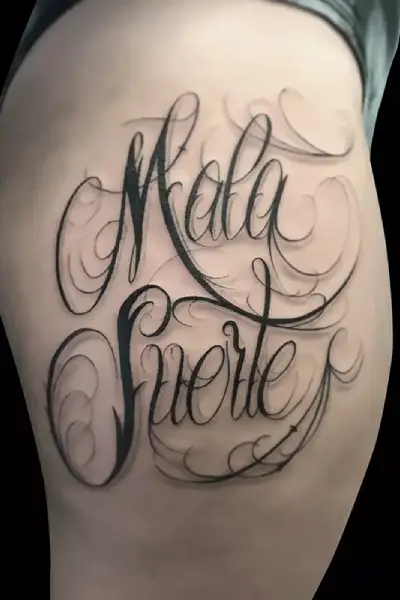 idee tattoo donna coscia scritta chicano pescara