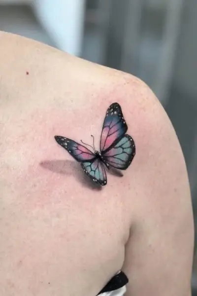 idee tatuaggi delicati donna farfalla realistica spalla
