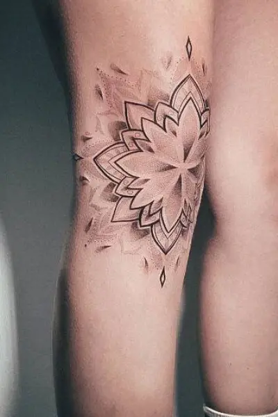 idee tatuaggio mandala donna ginocchio delicato pescara