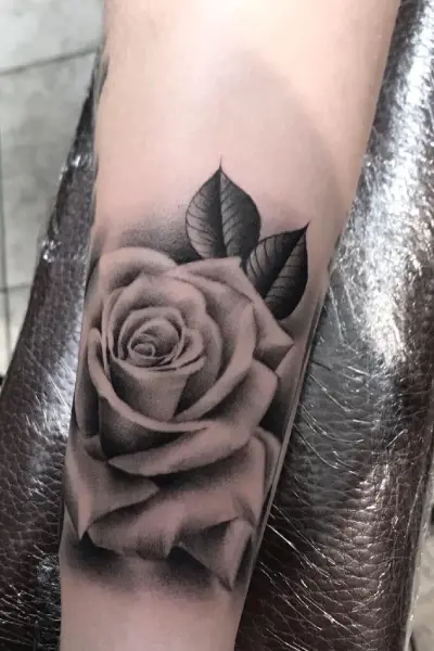 tatuaggio donna avambraccio fiore rosa pescara